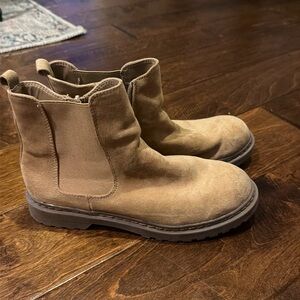 American eagle Chelsea boots size 8